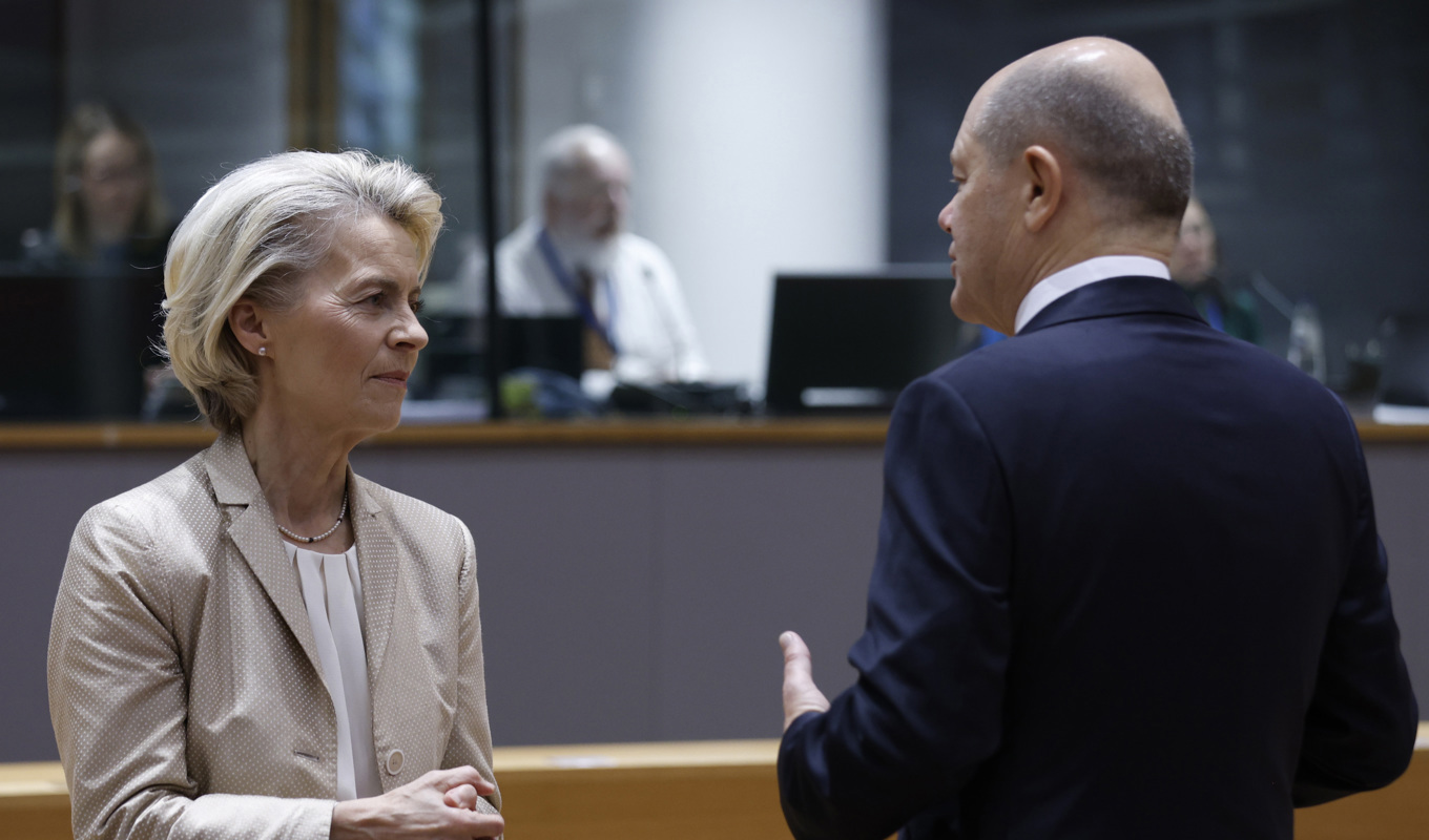 EU-kommissionens ordförande Ursula von der Leyen i samtal med Tysklands förbundskansler Olaf Scholz inne på EU-toppmötet i Bryssel. Foto: Omar Havana/AP/TT