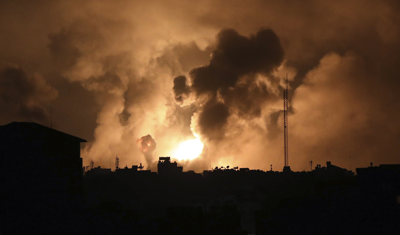 Rök stiger mot himlen efter israeliska attacker mot Gaza på fredagskvällen. Foto: Abed Khaled/AP/TT
