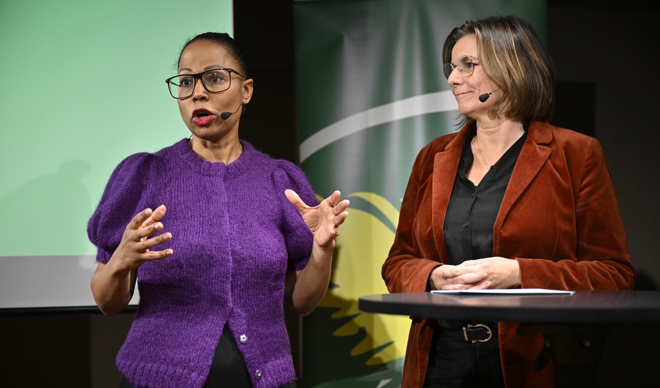 Miljöpartiets valberedning håller pressträff och presenterar partiets toppkandidater till EU. Alice Bah Kuhnke (tv), Isabella Lövin (th) och Pär Holmgren (ej i bild) blir Miljöpartiets förslag till toppkandidater på partiets EU-lista inför valet nästa år. Foto: Henrik Montgomery/TT