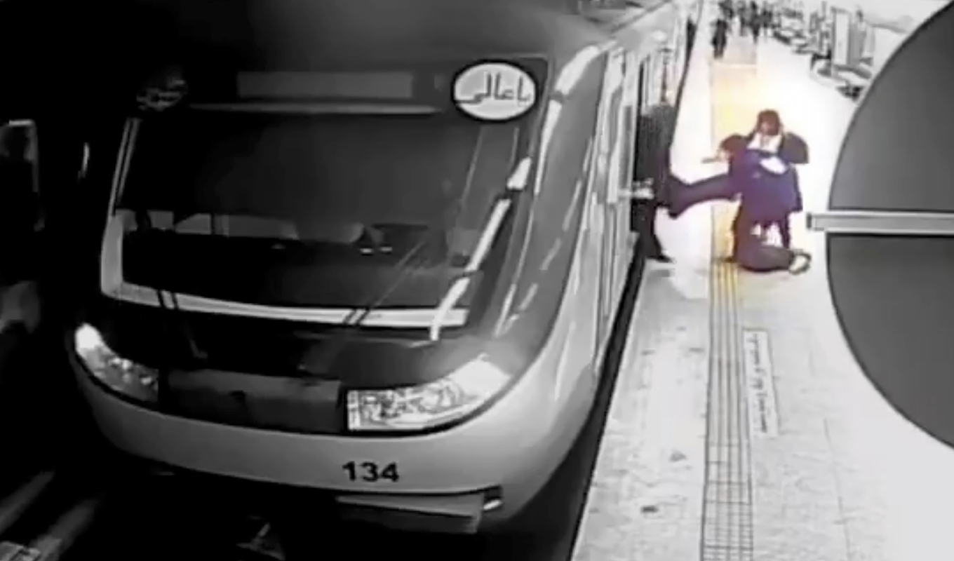 En bild tagen från en övervakningsvideo visar händelsen då den 16-åriga flickan togs ut från tunnelbanetåget i Teheran den 1 oktober. Arkivbild. Foto: Iransk statlig tv/AP/TT