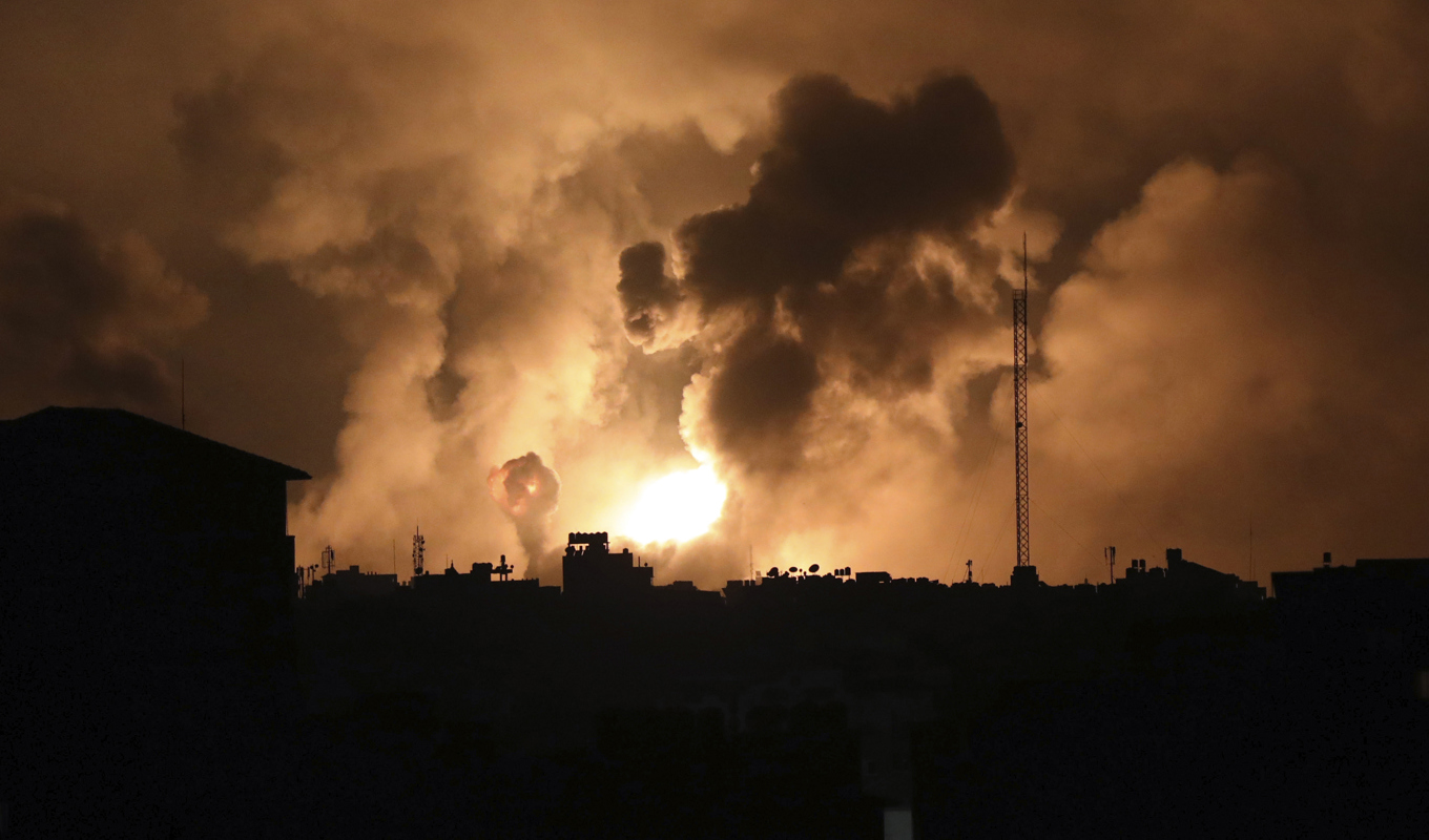 Israel säger sig ha träffat 150 "underjordiska mål" i Gaza under natten till lördagen. Foto: Abed Khaled/AP/TT