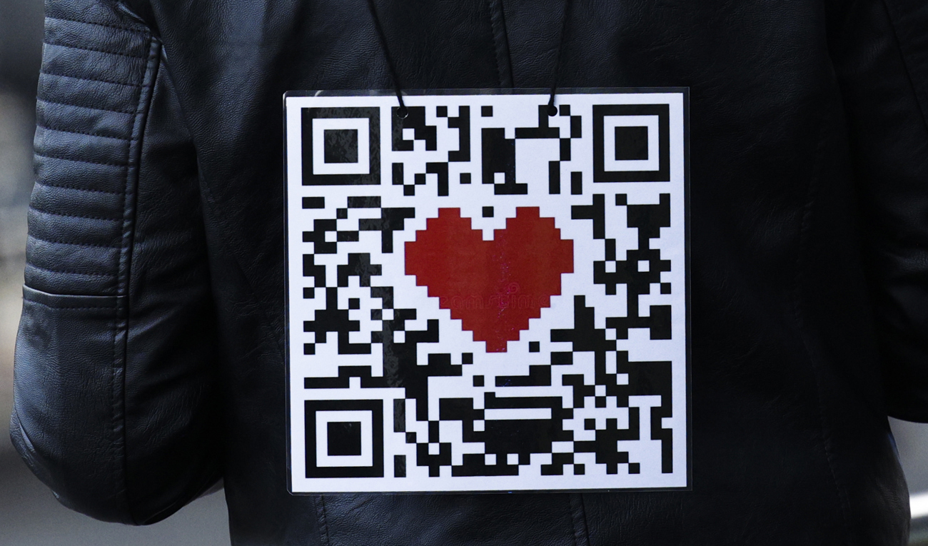 QR-koder kan förenkla i vardagen men också vara ett redskap för nätbedragare. Arkivbild. Foto: Olivier Matthys/AP/TT