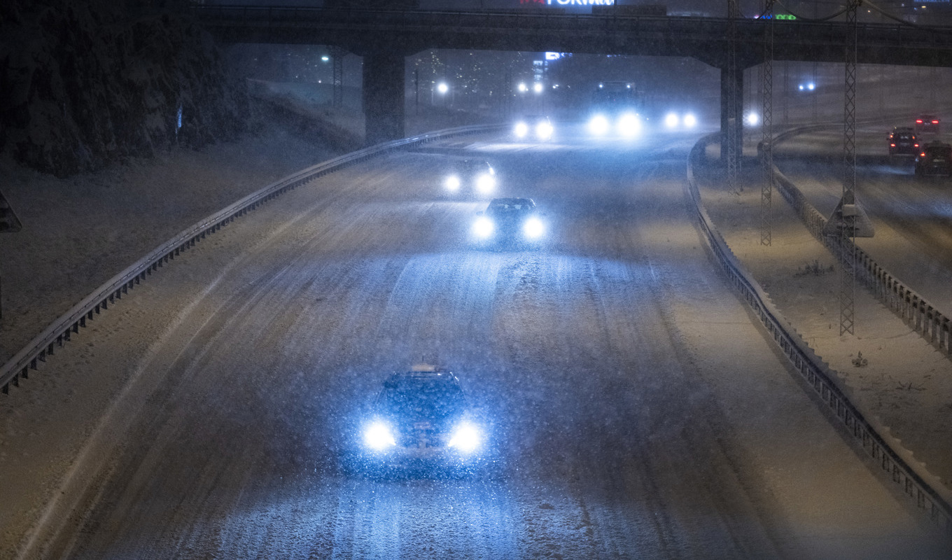 Snöfallet över nordvästra Götaland och inre Sveland håller i sig från söndagskvällen och hela måndagen, enligt SMHI:s prognoser. Arkivbild. Foto: Pontus Lundahl/TT