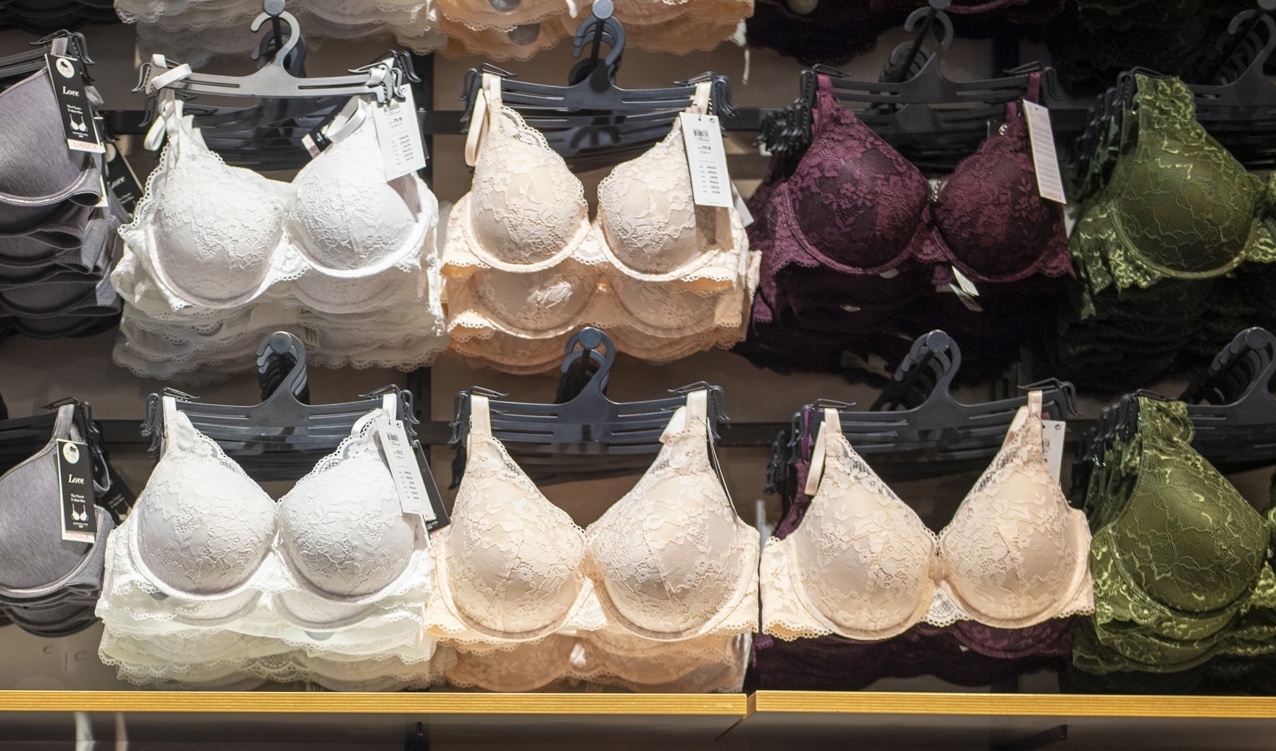 Tiotusentals spets-bh:ar stals från Lindex. Arkivbild. Foto: Duygu Getiren/TT