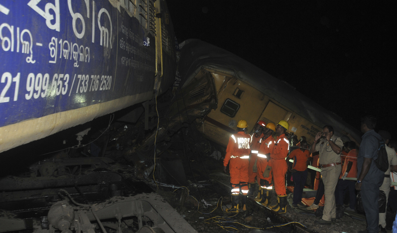 Räddningsarbetare och andra människor efter att tågen kolliderat. Foto: AP/TT