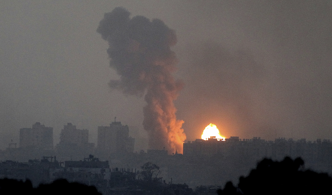 Explosion efter ett israeliskt anfall mot Gaza på lördagen. Foto: Ilan Assayag/TT/AP