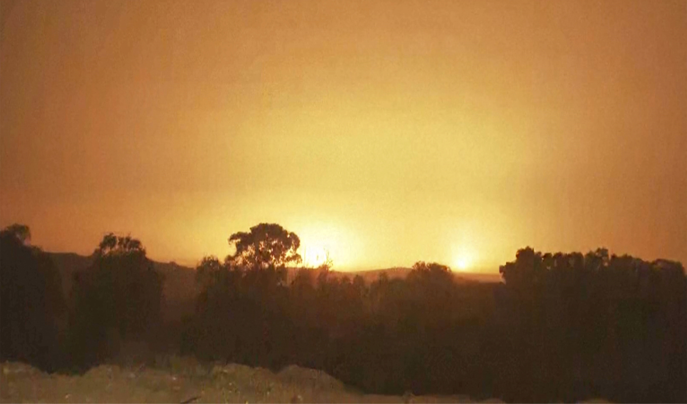 På bilden, som togs på lördagen, syns explosioner över Gaza. Foto: AP/TT