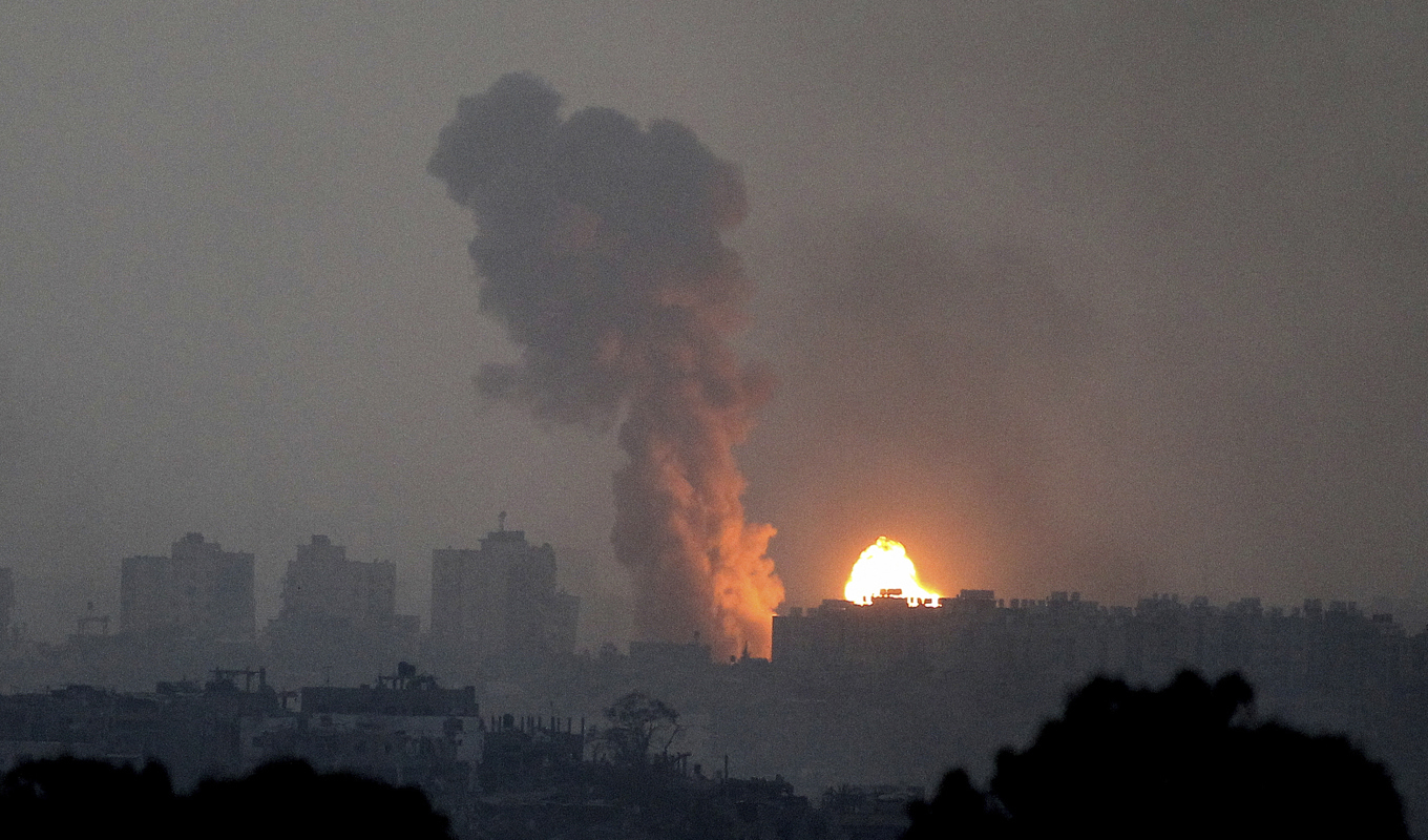 Rök och eld syns stiga mot himlen efter att Israel genomfört flygräder mot Gazaremsan på lördagen. Foto: Ilan Assayag/AP/TT