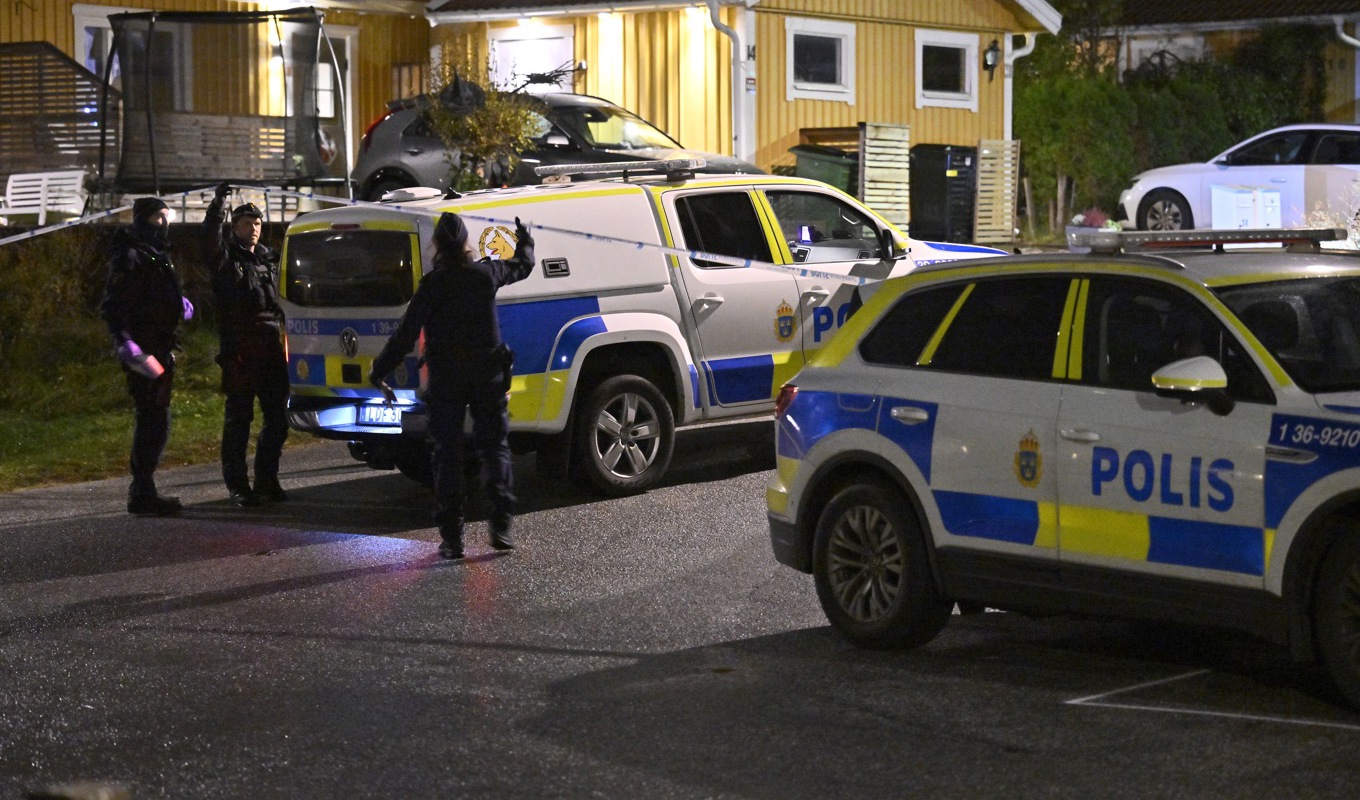 Polis på plats efter explosionen i torsdags kväll. Foto: Claudio Bresciani/TT