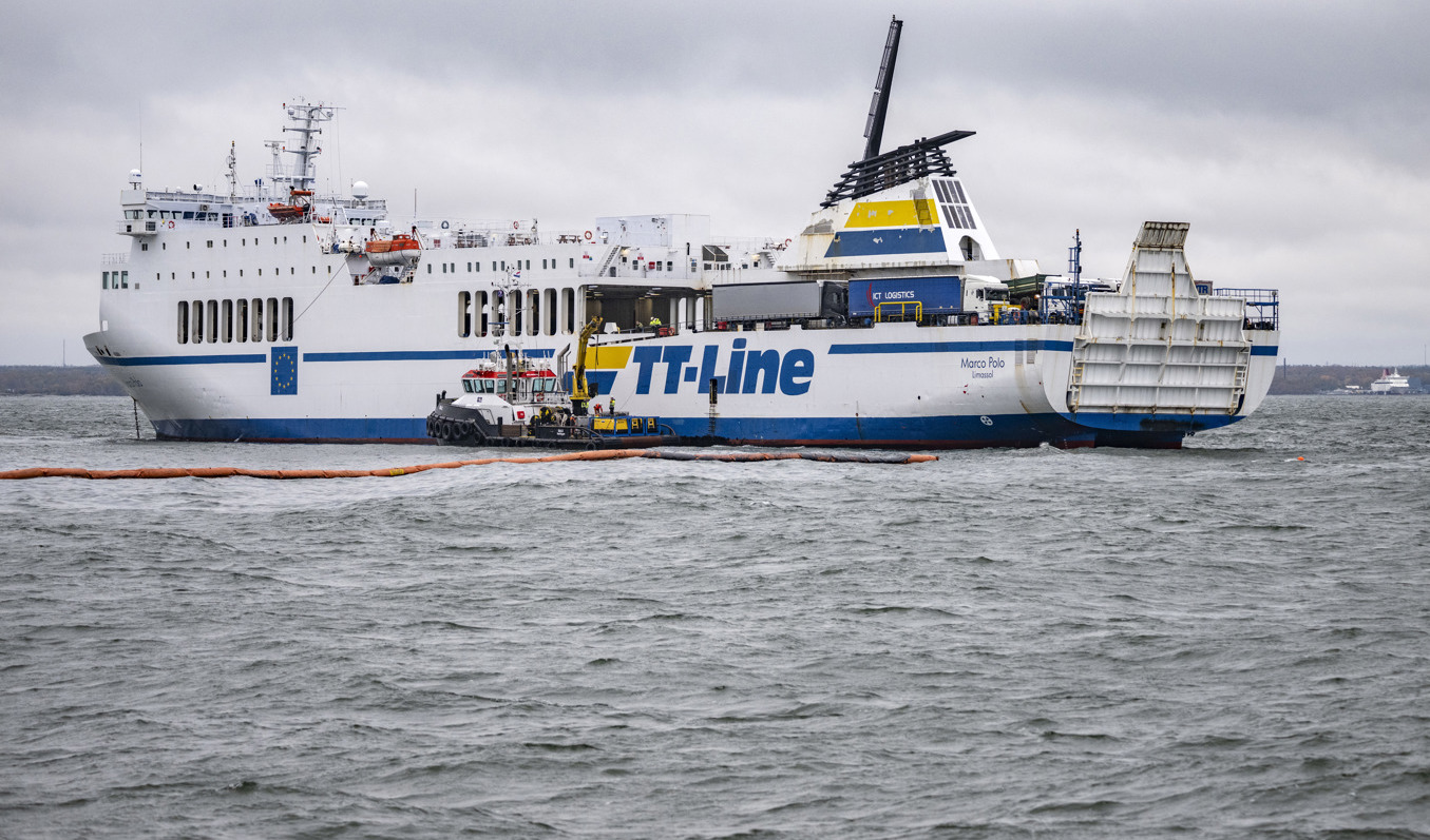 Den grundstötta färjan Marco Polo och bogserbåten Max. Arkivbild. Foto: Johan Nilsson/TT