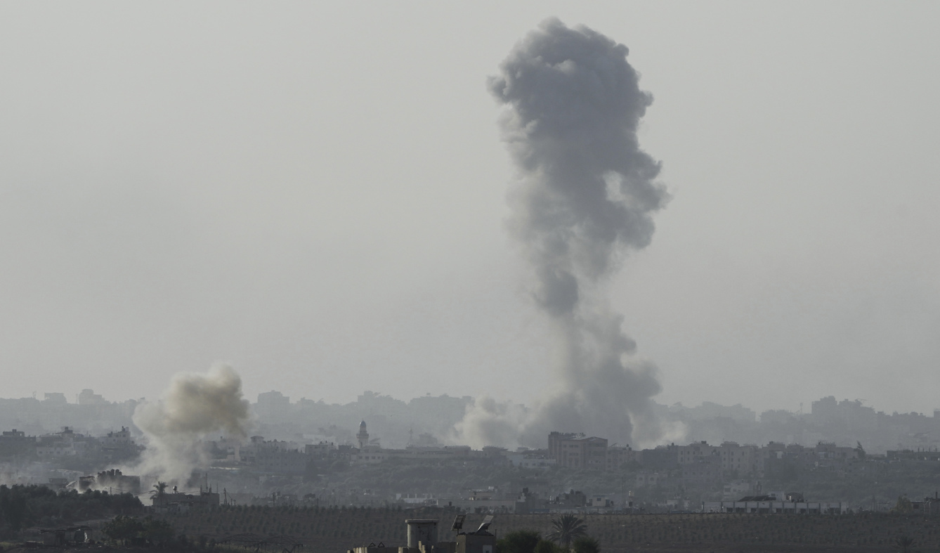 Stigande rök efter en israeliskt flyganfall mot Gazaremsan på måndagen. Foto: Tsafrir Abayov/AP/TT
