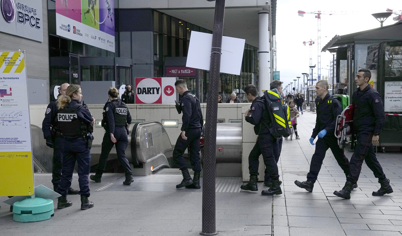 En stor polisinsats pågår vid en tunnelbanestation i Paris efter att polis skjutit en kvinna som betett sig hotfullt. Foto: Michel Euler/AP/TT