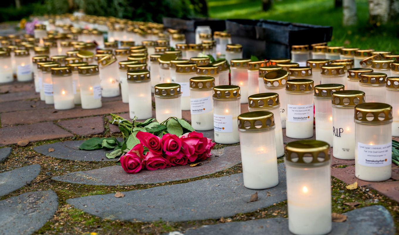 Ljus och blommor till minne av en 13-årig pojke som hittades skjuten till döds i Haninge i september. Arkivbild. Foto: Claudio Bresciani/TT