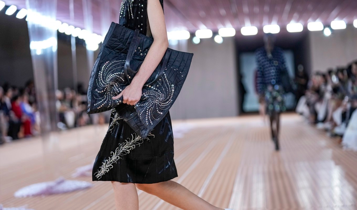 Pradas vår- och sommarkollektion för 2024 visades upp i Milano i slutet av september i år. Foto: Antonio Calanni/AP/TT