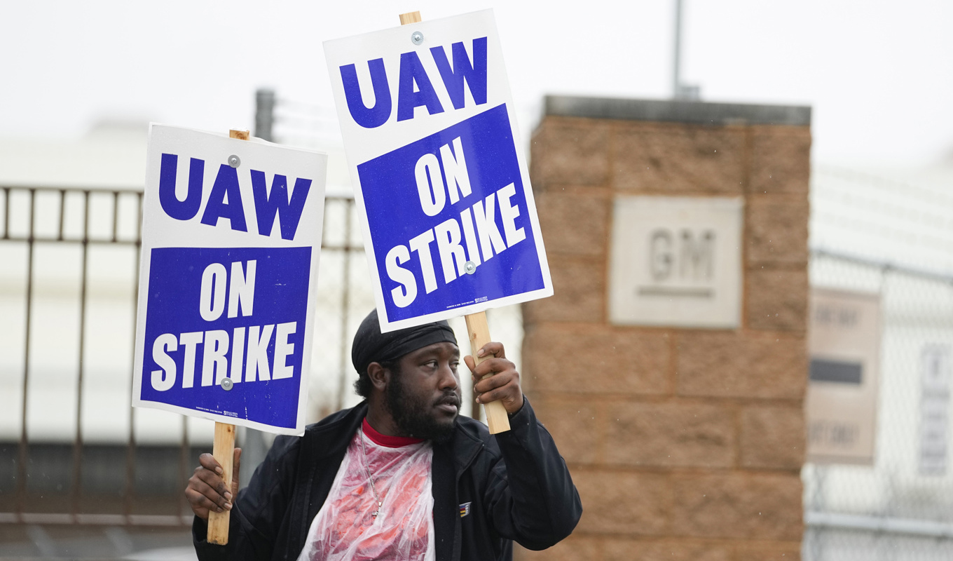 Nu är också strejken hos biljätten GM i USA över efter det att facket och GM gjort upp om ett preliminärt avtal, efter tidigare uppgörelser med Ford och Stellantis Jeep. Foto: Julio Cortez/AP/TT