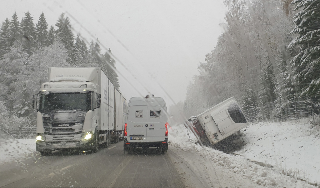 Snöovädret har ställt till det på vägarna, som i trakterna av Grums i Värmland där en långtradare gick av vägen på måndagen. Foto: Amery von Schoultz/TT