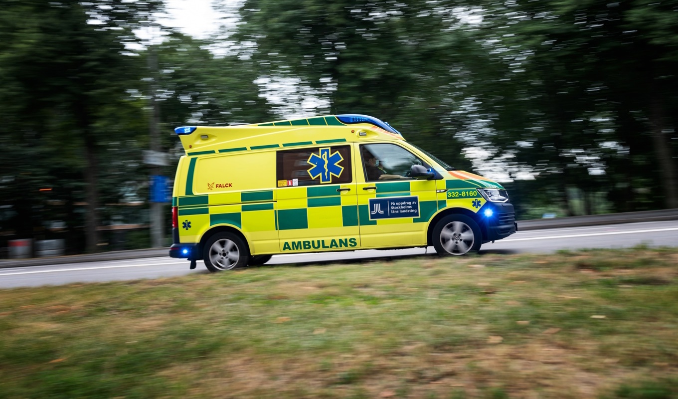 Polis och ambulans ryckte ut på ett falskt självmordslarm. Nu döms en 50-årig kvinna. Arkivbild. Foto: Stina Stjernkvist/TT