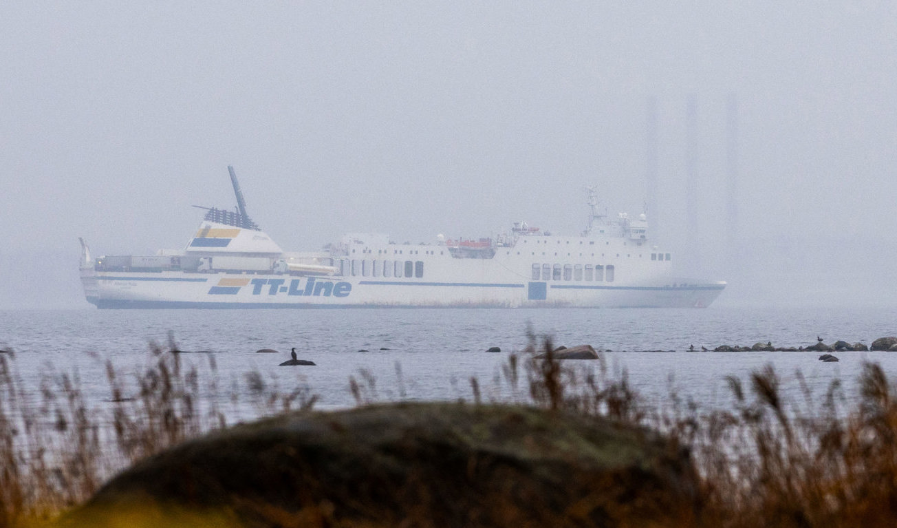 Den grundstötta färjan Marco Polo på tisdagen. Kustbevakningen sanerar oljan som läcker ut. Färjan var på väg mellan Trelleborg och Karlshamn. Foto: Andreas Hillergren/TT