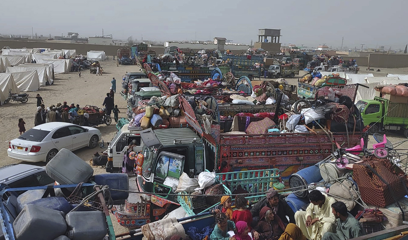 Afghaner väntar på tillstånd för att ta sig till sitt hemland. Foto: Jafar Khan/AP/TT