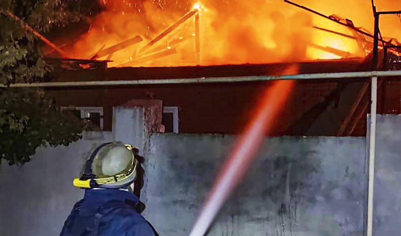 Ukrainska brandsoldater genomför släckningsarbete i Cherson efter rysk artilleribeskjutning. Bilden är från i måndags. Foto: Ukrainska räddningstjänsten/AP/TT