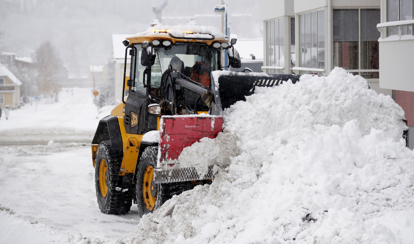 Traktor plogar snö i Sundsvall där SMHI har varnat för snö i kombination med hårda vindar. Foto: Mats Andersson/ TT