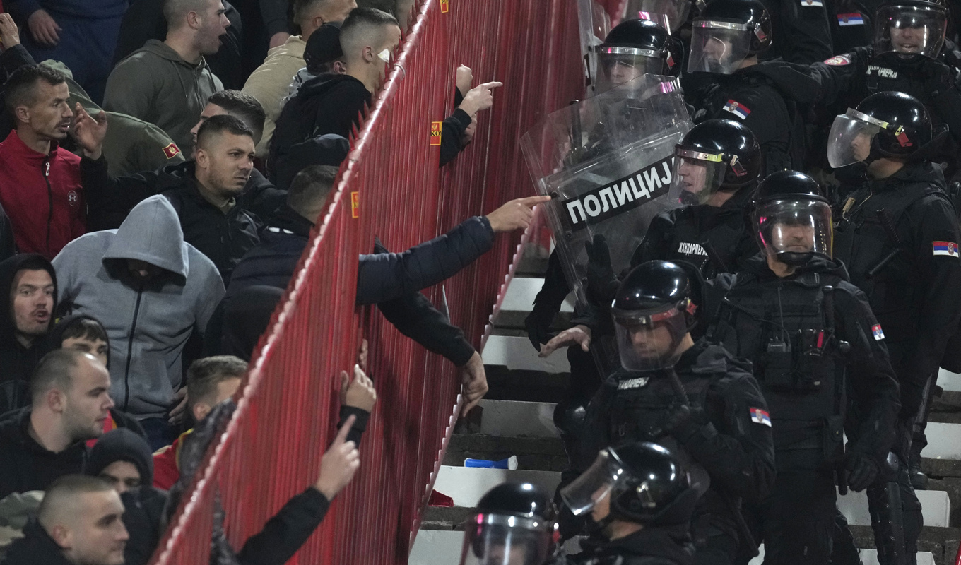 Kravallpoliser på plats vid EM-kvalmatchen mellan Serbien och Montenegro som spelades i Belgrad den 17 oktober. Foto: Darko Vojinovic
