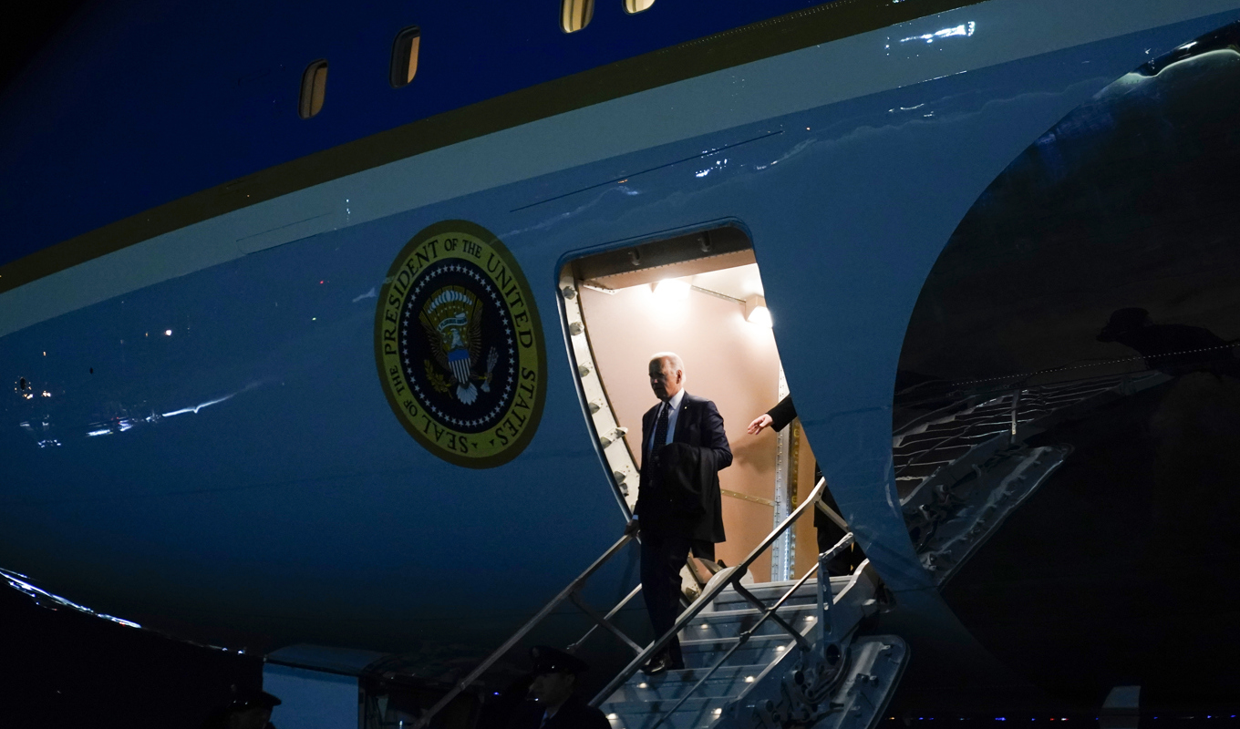 President Joe Biden återvänder till Washington efter ett valmöte i Minneapolis där han sade att han tror att det behövs en humanitär paus i kriget mellan Israel och terrorstämplade Hamas, för att få ut gisslan och humanitär hjälp in i Gaza. Foto: Andrew Harnik/AP/TT