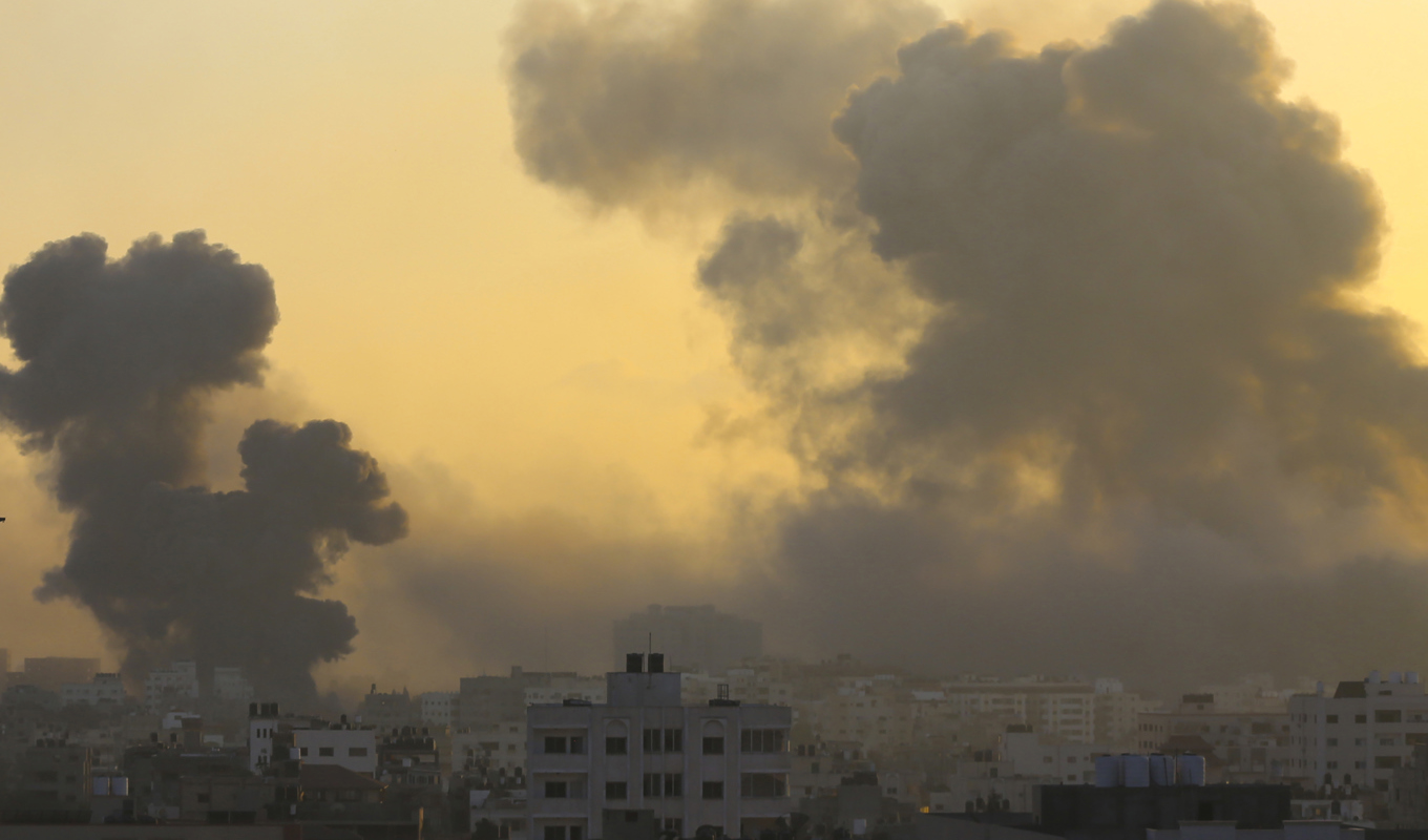 Rök stiger över Gaza City efter israeliska anfall under torsdagen. Foto: Abed Khaled/AP/TT