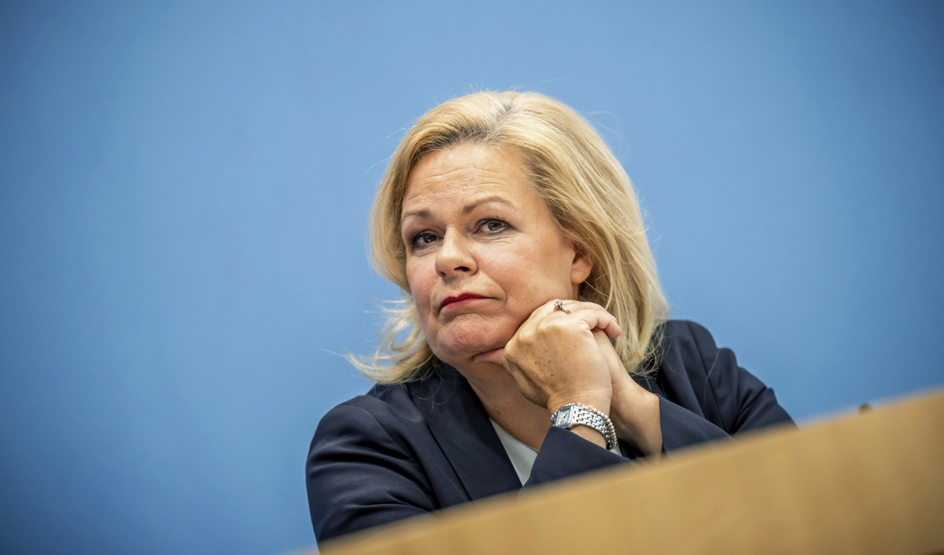 Tysklands inrikesminister Nancy Faeser meddelar att Hamas och Samidoun förbjuds i Tyskland. Foto: Michael Kappeler/AP/TT