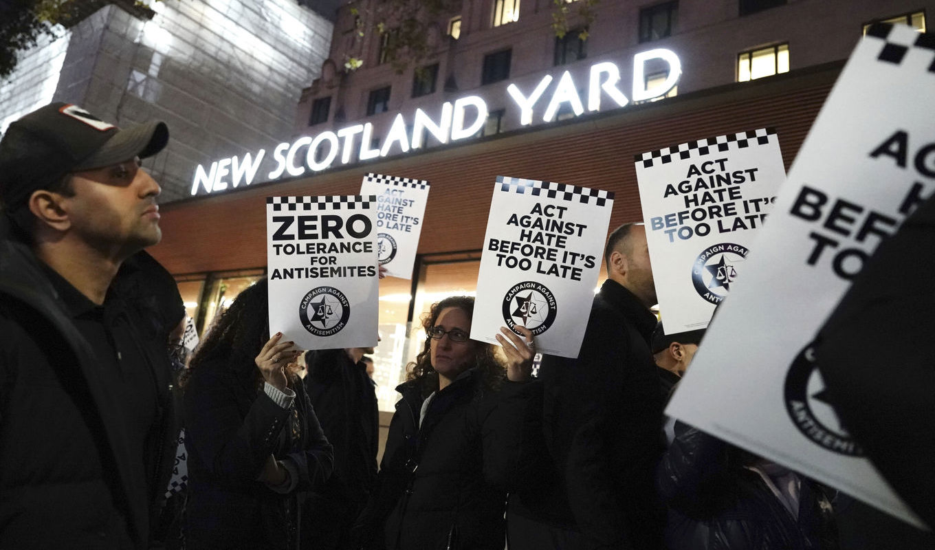Människor samlades i London förra veckan för att kräva nolltolerans mot antisemitism. Foto: Jordan Pettitt/AP/TT