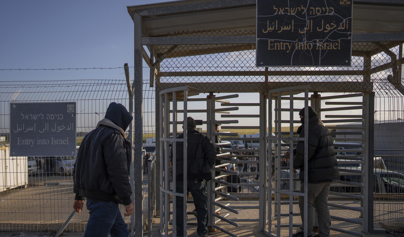 Gazabor som arbetar i Israel ska tvingas återvända till sitt bombade hemområde och får inte komma tillbaka, enligt ett beslut från Israels regering. Arkivbild från 2022 från gränsövergången vid Erez. Foto: Oded Balilty/AP/TT