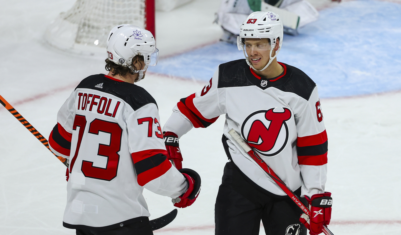 Jesper Bratt, till höger, gratuleras av lagkamraten Tyler Toffoli efter att han gjort mål mot Minnesota. Foto: Matt Krohn/AP/TT