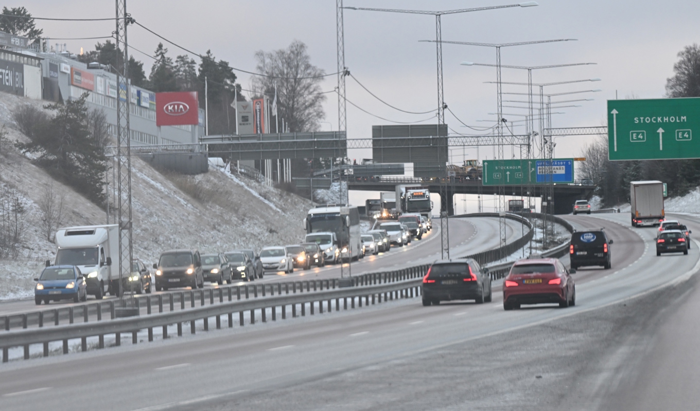 Ett stort slukhål har upptäckts på E4:an norr om Stockholm i riktning mot Arlanda. Arkivbild. Foto: Fredrik Sandberg/TT