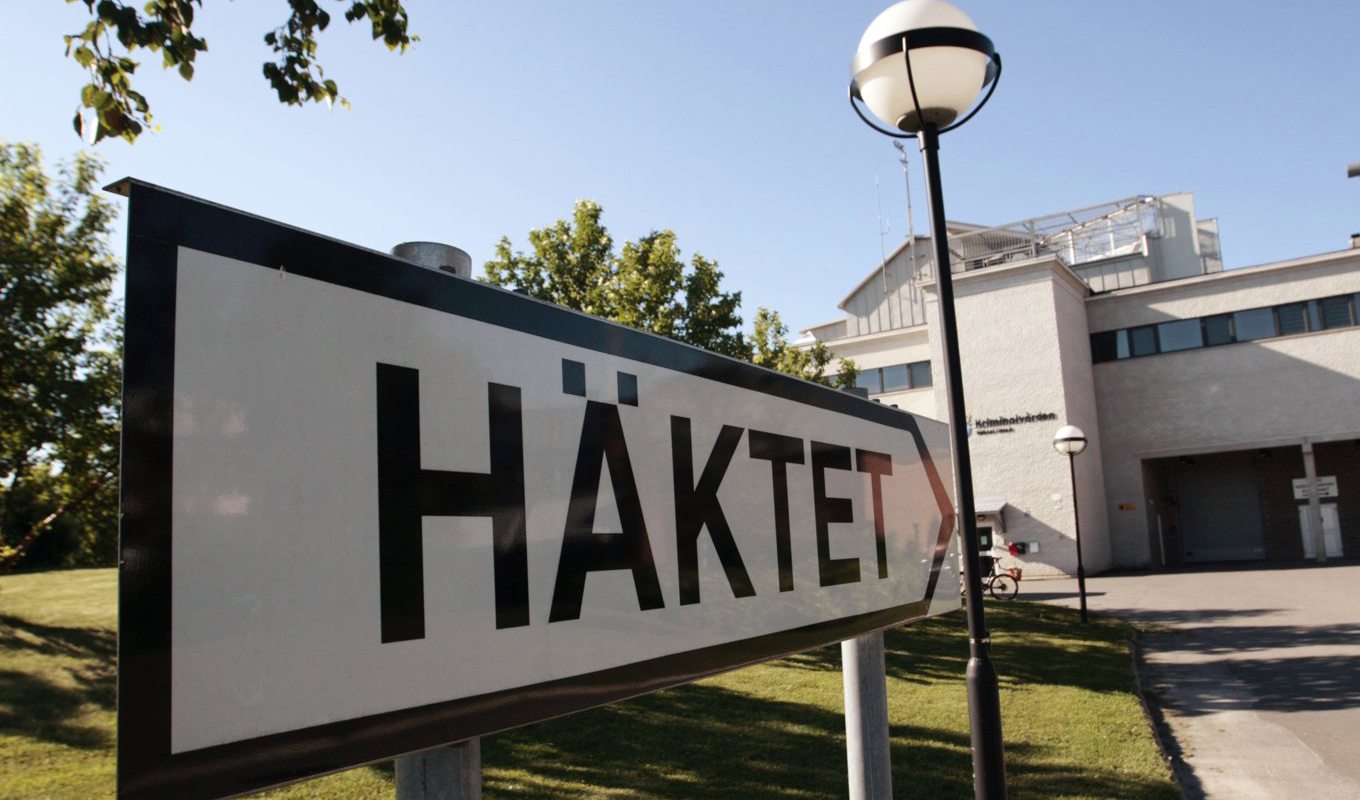 Entrén till häktet i Umeå där två män kunde prata med varandra trots att de satt häktade med restriktioner. Arkivbild. Foto: Rolf Höjer/TT