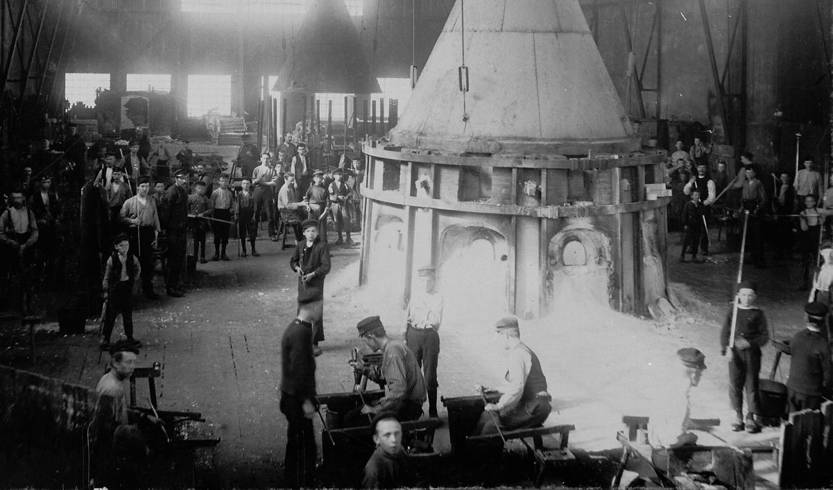 På bruket i Orrefors började man tillverka glas 1895. Hyttan blev senare känd för att ha utvecklat graaltekniken.