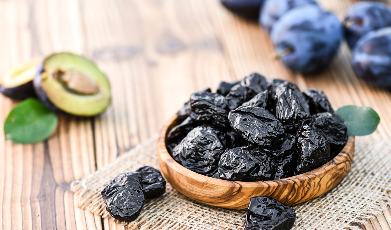Torkade plommon har förmågan att motverka benförlust vid åldrande. Foto: Krasula/Shutterstock