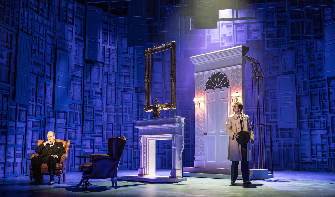 Publiken får följa med på en resa i tid och rum i musikalen Hundraåringen som klev ut genom fönstret och försvann. Foto: Mats Bäcker