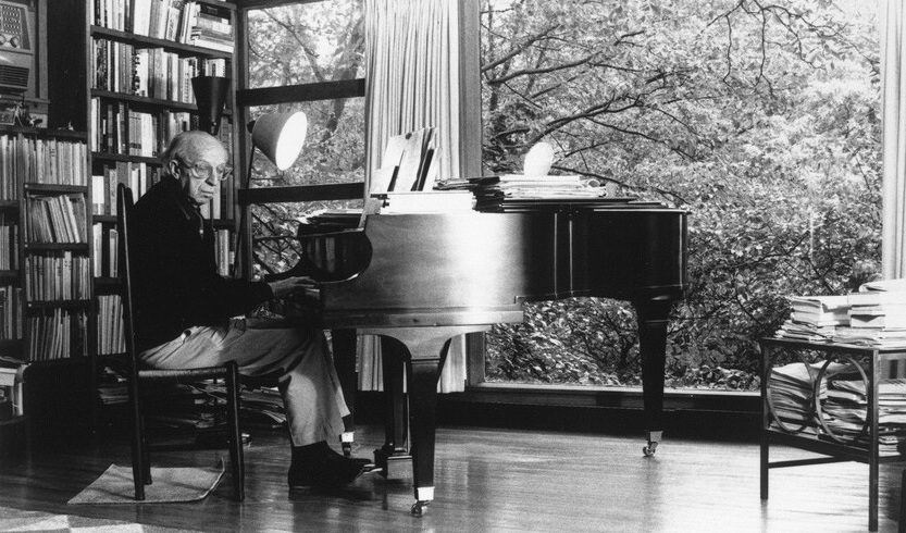 Aaron Copland (1900–1990) imponerar med sin lika modiga som kunniga analys av vad som gör klassisk musik – klassisk. Foto: Public Domain