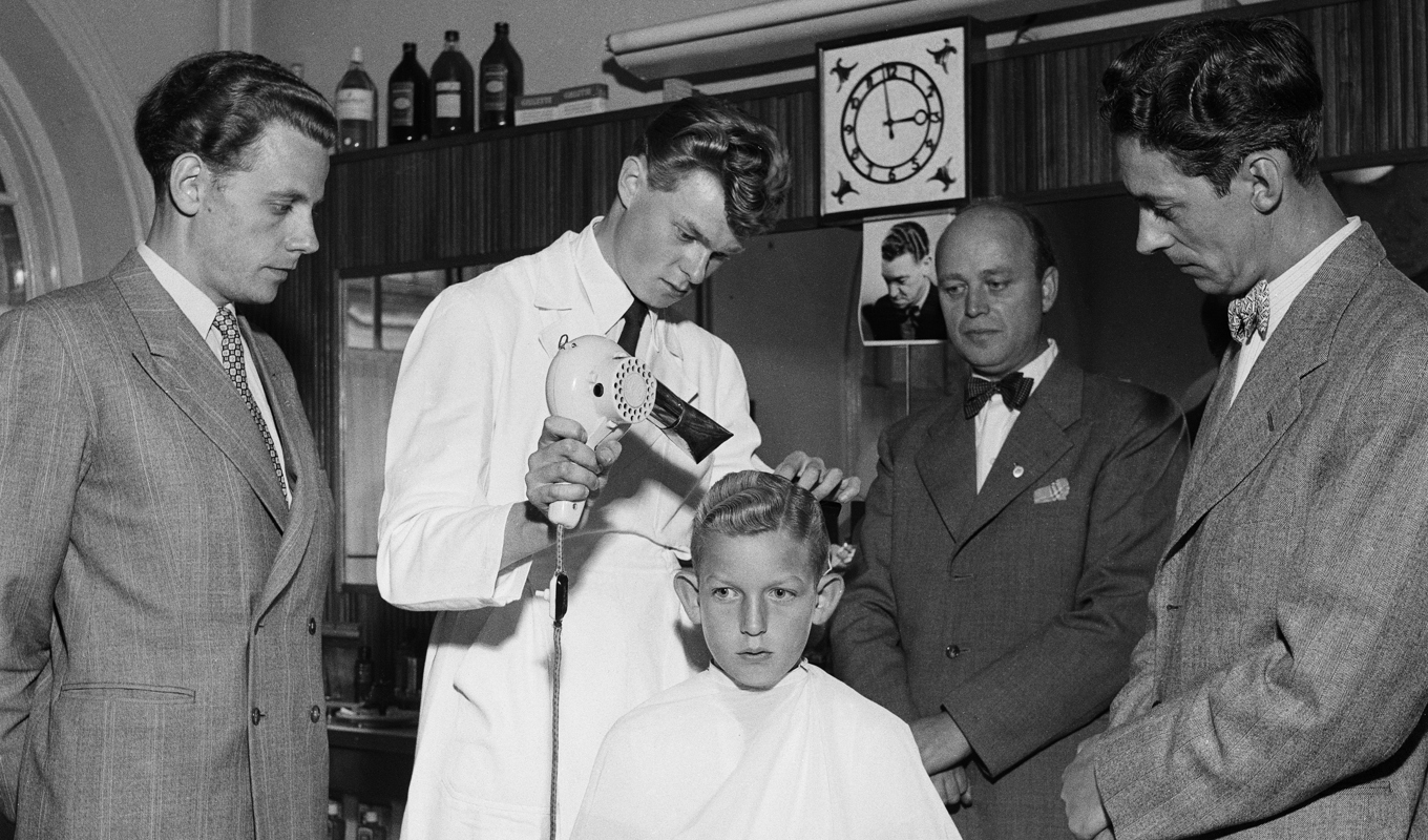 Ett frisörbesök år 1953. Foto: Sandgren-Petersson