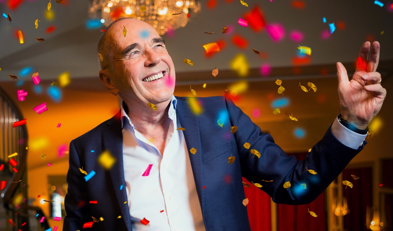 Stand up-komikern och musikern Lennie Norman ger sig ut på vägarna igen med Best of Gubbvarning – Live. Turnén är tänkt att bli den sista inom konceptet Gubbvarning. Foto: Robert Jadenfelt, WERECKIPR