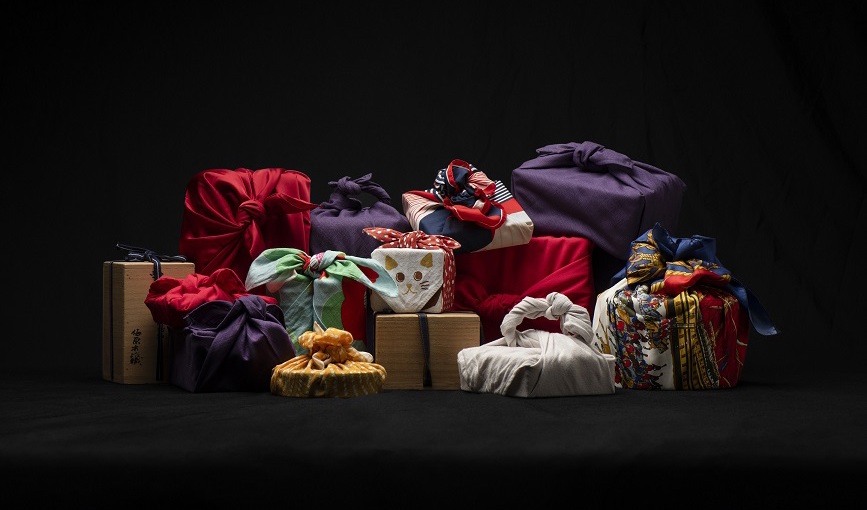 Japansk paketinslagning står på Östasiatiska museets schema i december. Förhoppningen från museets sida är att besökaren ska finna lugn och mindfulness mitt i julstöket. Foto: Karl Zetterström/Världskulturmuseerna