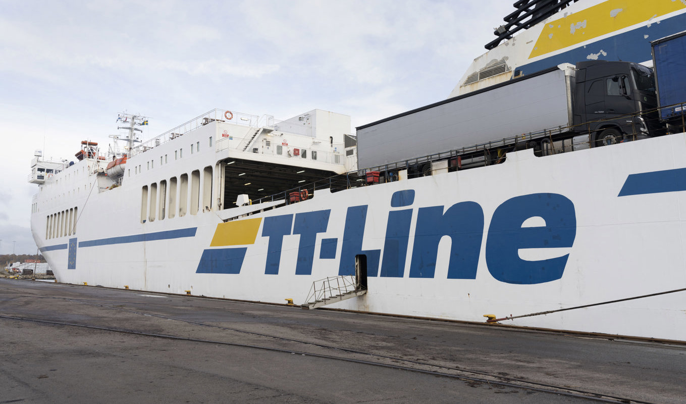 Grundstötta färjan Marco vid Stillerydshamnen i Karlshamn i torsdags. Färjan har nu flyttats till färjeterminalen. Foto: Ola Torkelsson/TT