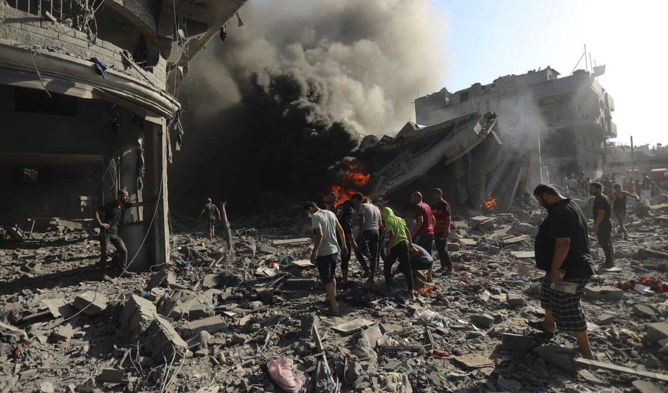 Palestinier inspekterar skador i ett kvarter efter en attack på lördagen. Foto: Abed Khaled/AP/TT