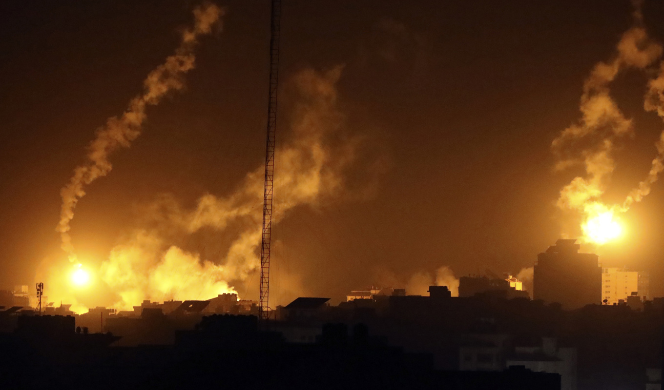 Israeliska ljusraketer lyser upp himlen över norra Gaza. Foto: Abed Khaled/AP/TT