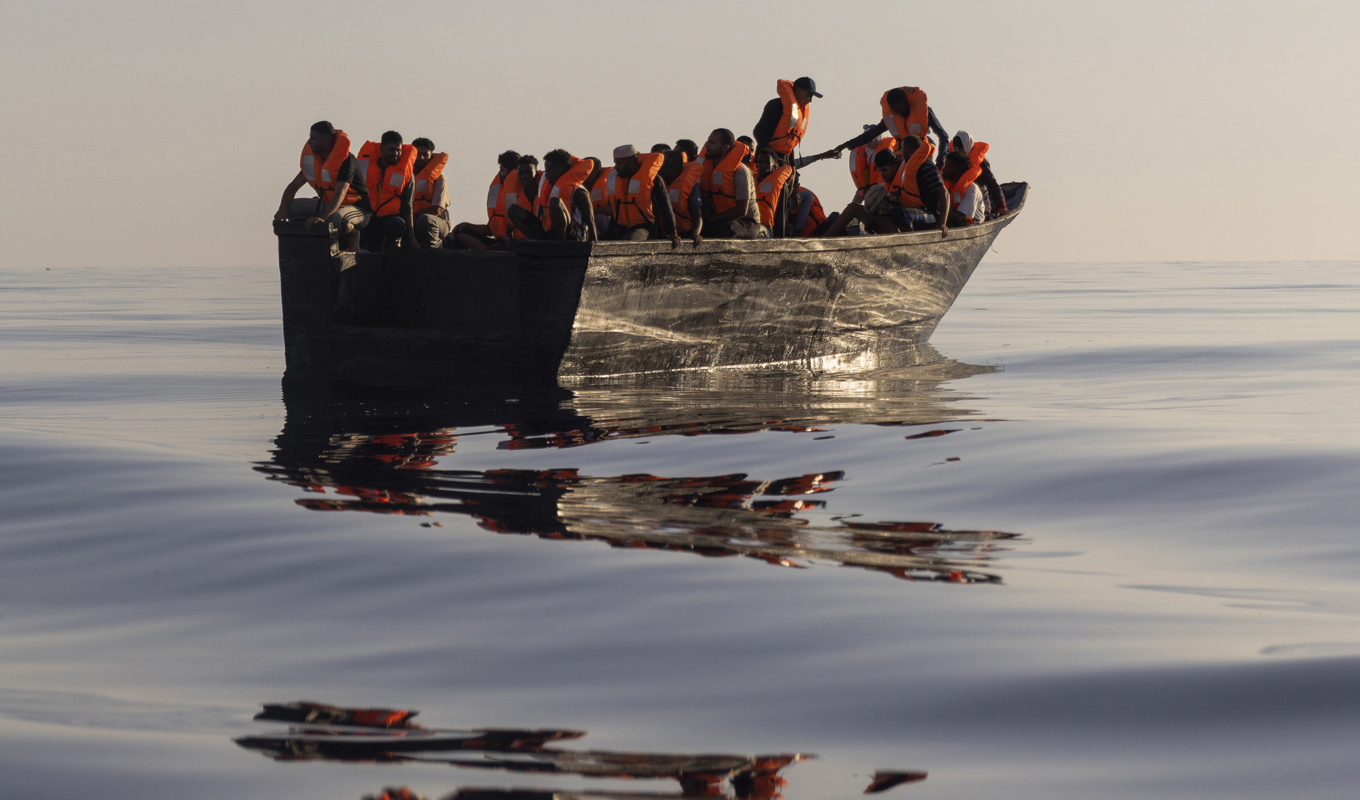 Migranter och flyktingar ombord på en träbåt utanför italienska Lampedusa i Medelhavet i augusti. Foto: Jeremias Gonzalez/AP/TT