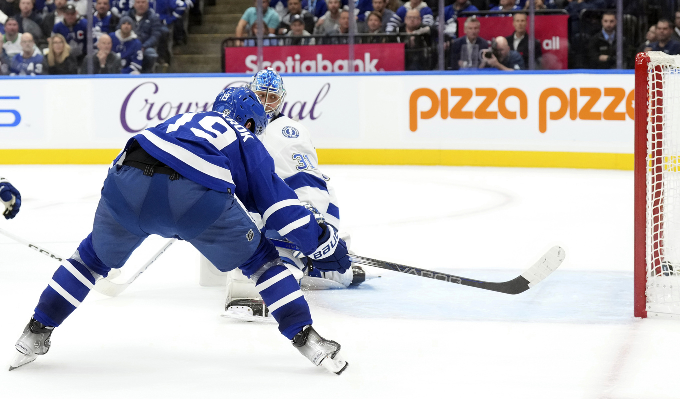 Torontos Calle Järnkrok slår in det avgörande 6–5-målet i mötet med Tampa Bay. Foto: Chris Young/AP/TT
