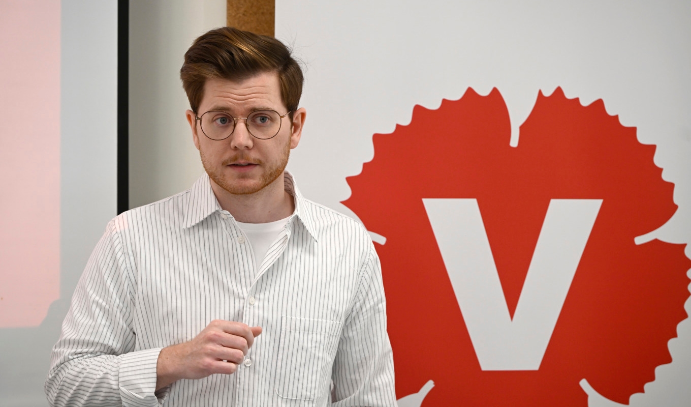 Jens Börjesson, sammankallande för Vänsterpartiets programkommission, presenterar partiets förslag till nytt partiprogram inför kongressen i maj 2024. Foto: Anders Wiklund/TT