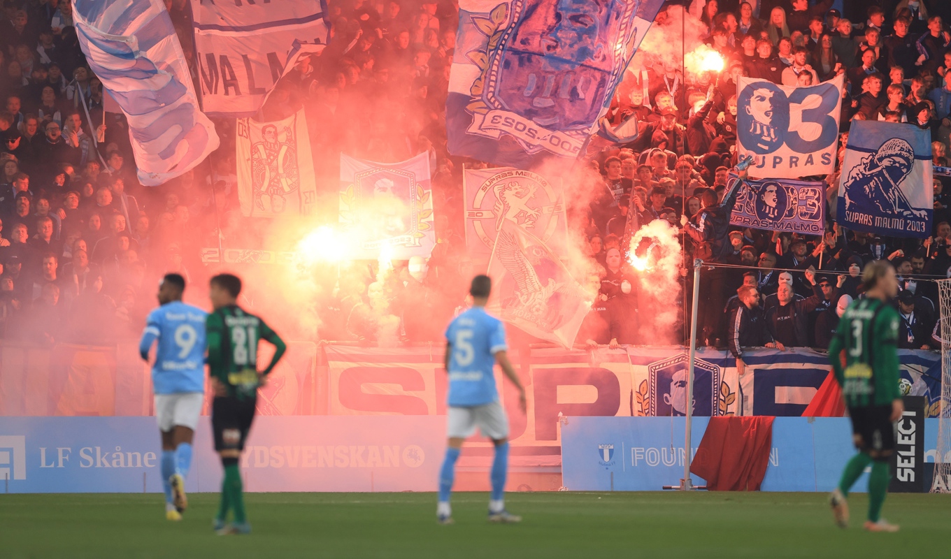 Malmö FF-anhängare eldar bengaler under en allsvensk match mot Varberg. Arkivbild. Foto: Andreas Hillergren/TT