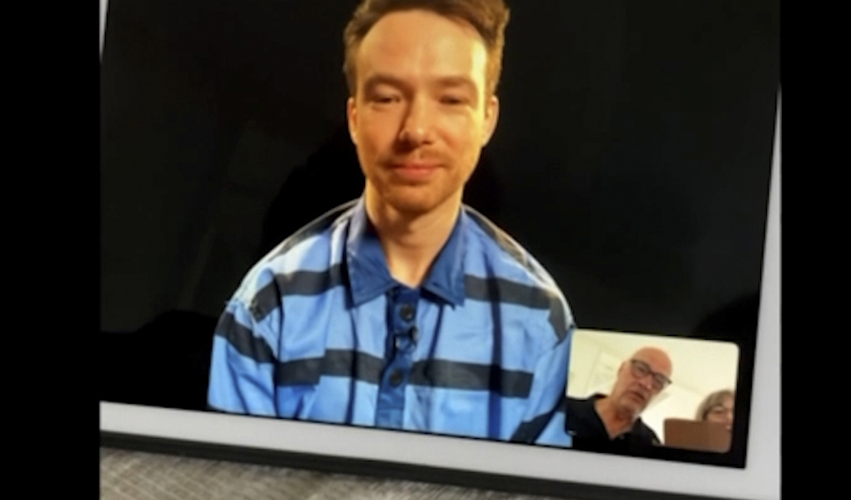 Johan Floderus talar via länk med sina föräldrar i Sverige. Ur TV4:s Kalla fakta. Foto: TV4/TT