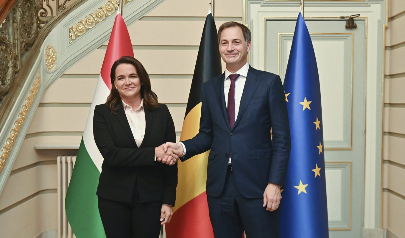 Ungerns president Katalin Novák tillsammans med Belgiens premiärminister Alexander De Croo i Bryssel. Foto: Noemi Bruzak/MTI/AP/TT